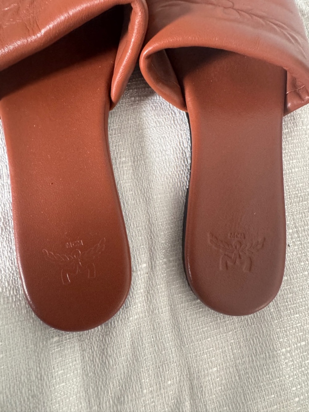 MCM Cognac Leather Slide Sandals Size 40 Made in Italy Logo Embossed - Picture 4 of 6